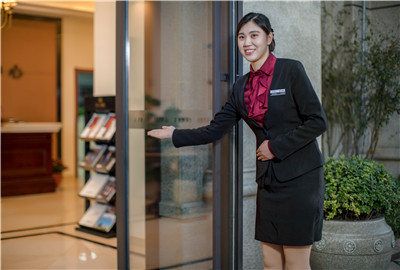 微笑在臉，服務記心